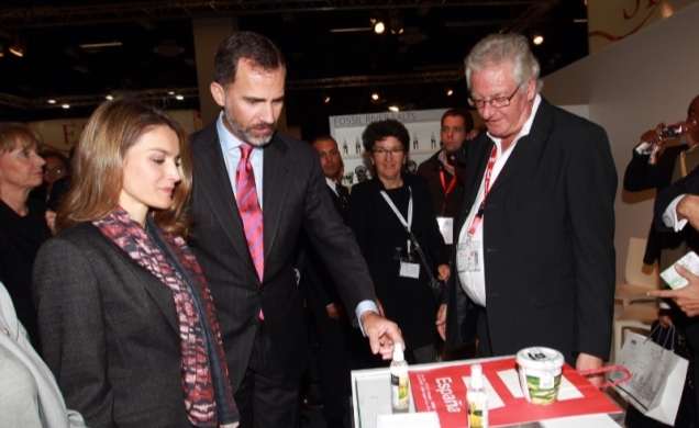 Don Felipe y Doña Letizia durante su paso por uno de los expositores